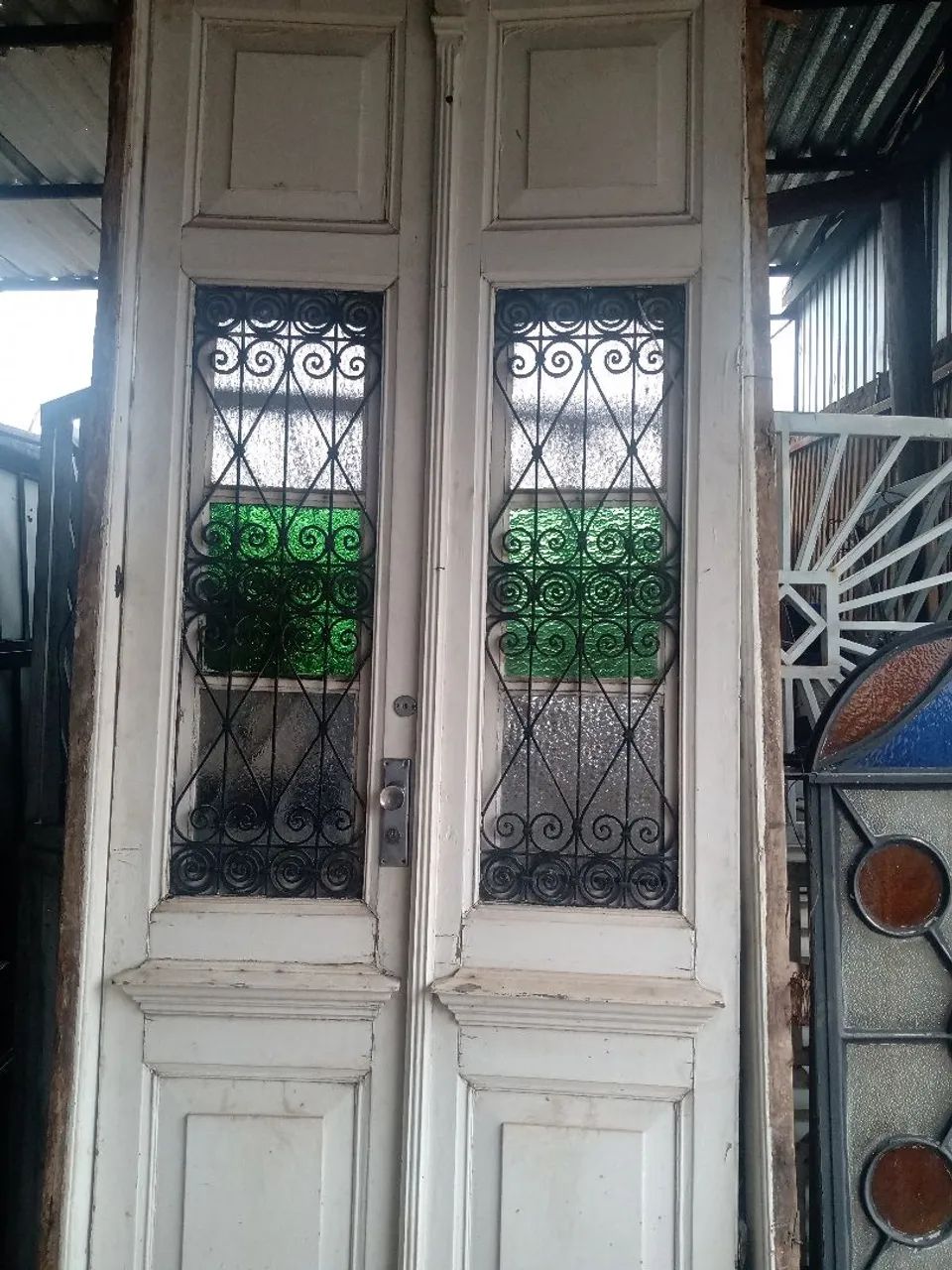 Porta de madeira com detal.   hes em ferro forjado
