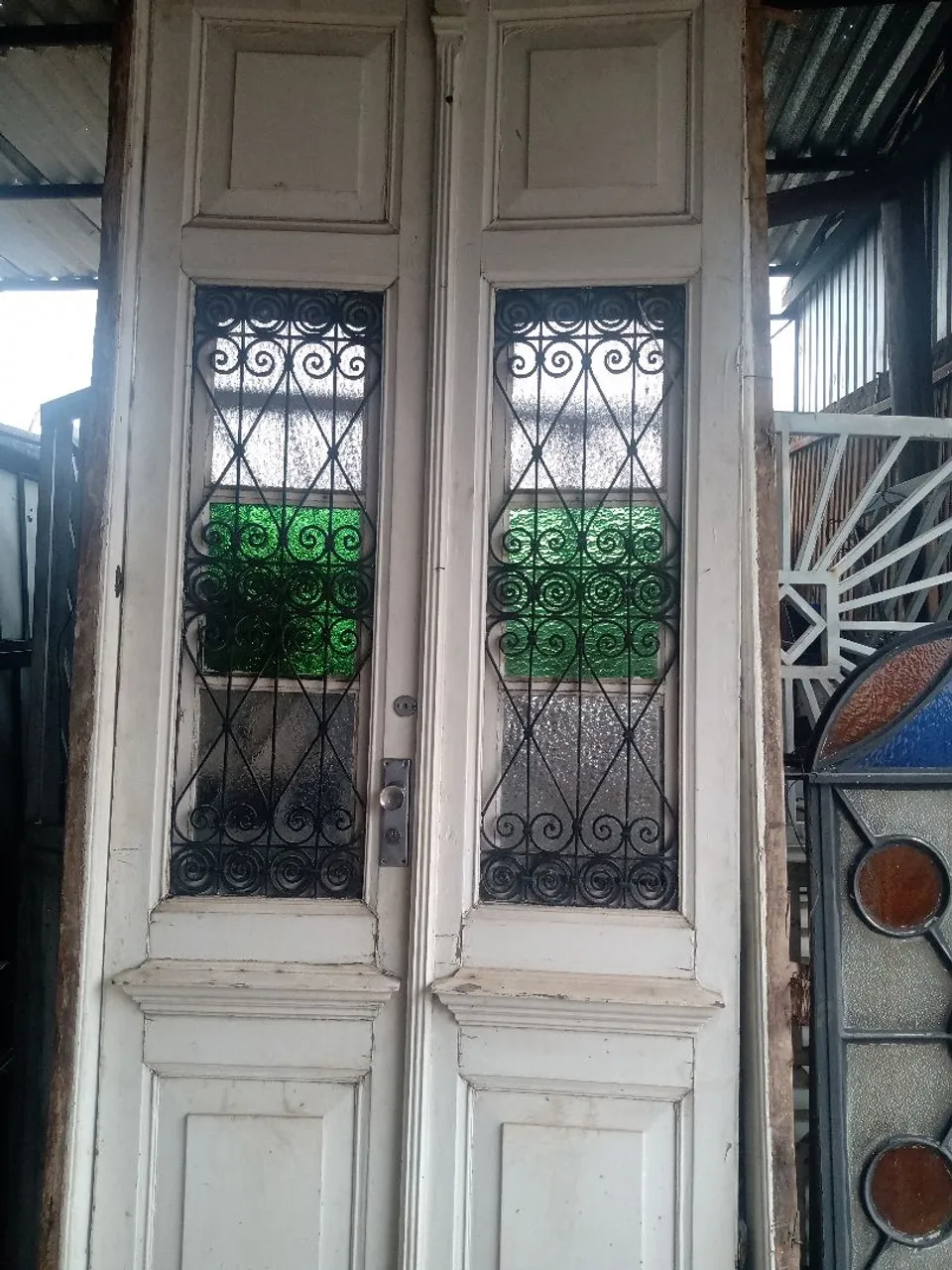 Porta de madeira com detal. hes em ferro forjado