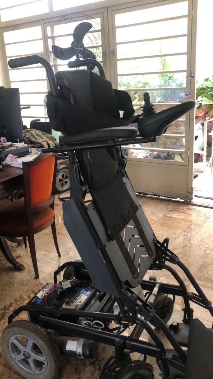 CADEIRA DE RODAS MOTORIZADA QUE DEIXA O USUARIO DE PE - Foto 5