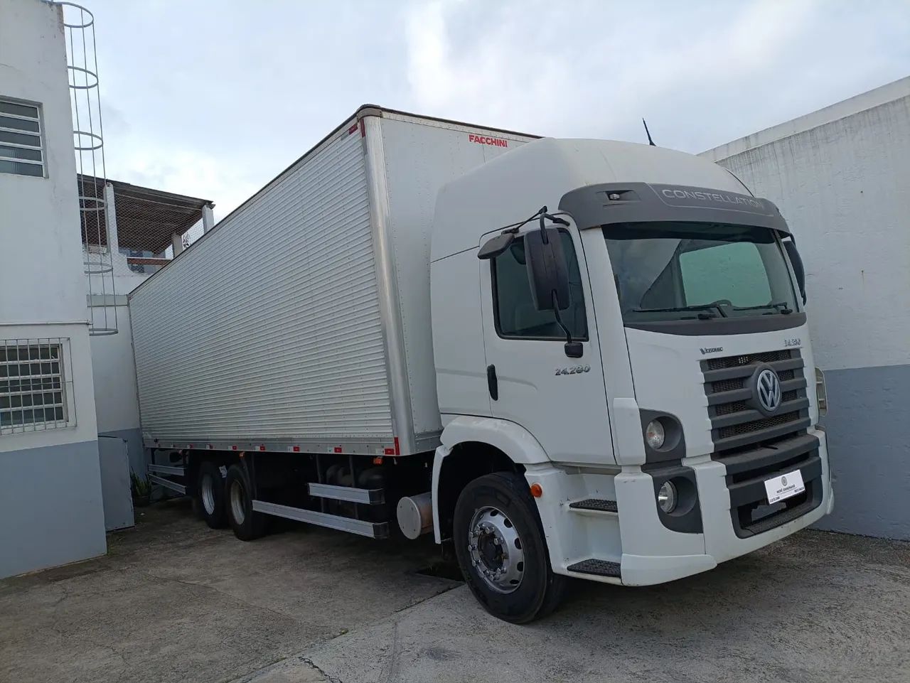 Caminhão VW Constellation 24.280 - Baú 2022 Teto Alto Leito 6x2 Automatico - Foto 3