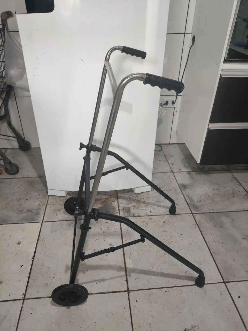 ANDADOR TRIANGULAR PARA LOCOMOÇÃO PARA IDOSO