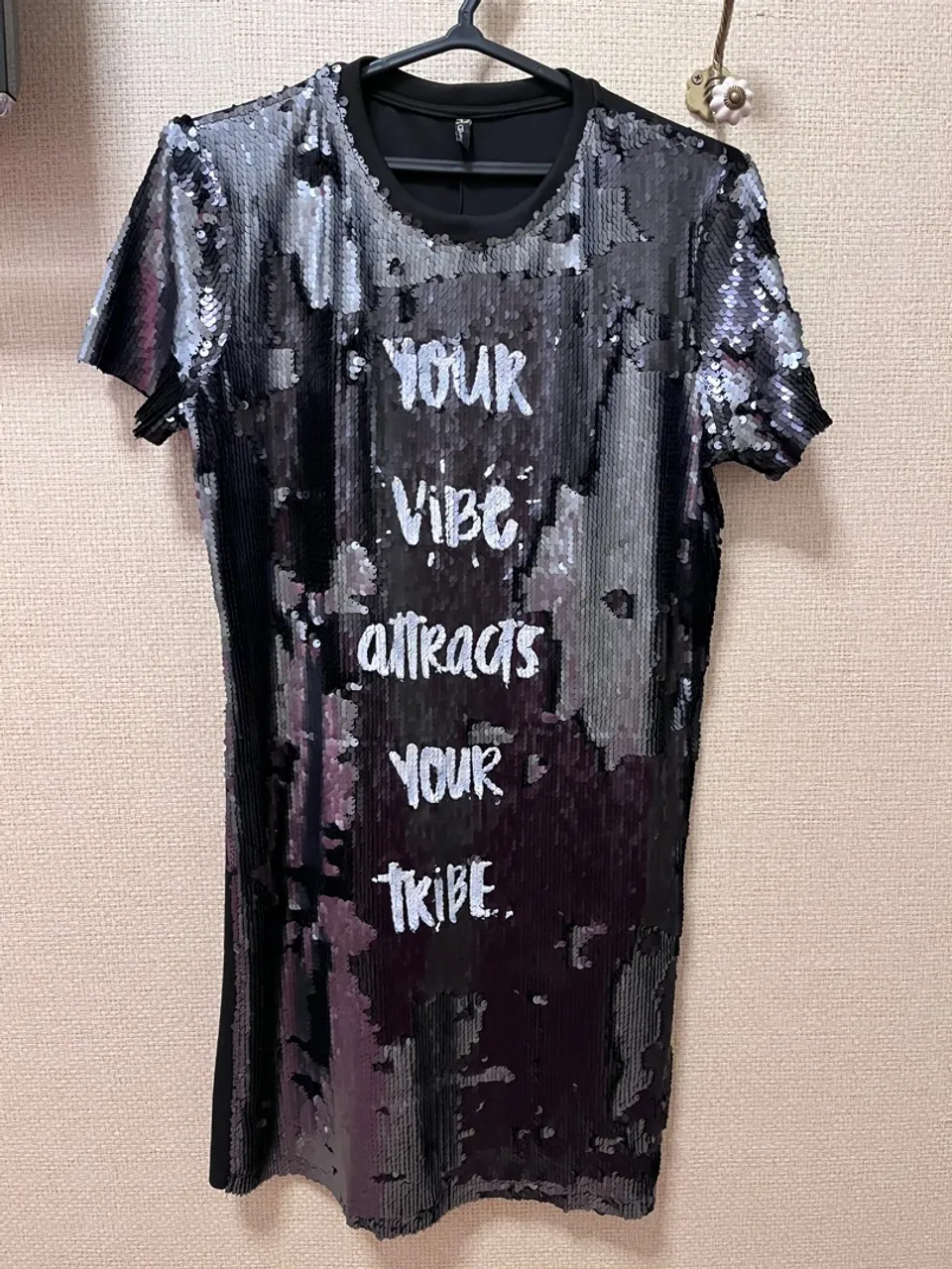 Vestido Paetê Preto com Frase - Brilho e Estilo para Arrasar! Tam P