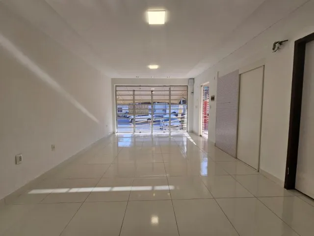 Oportunidade para seu negócio! Loja térrea com vitrine no melhor de Manaíra.