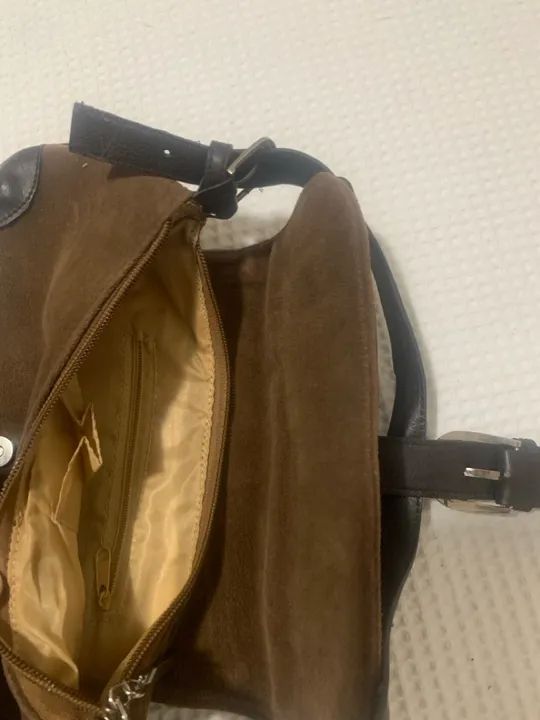 Bolsa de Ombro Marrom em camurça com detalhes em couro - Foto 3