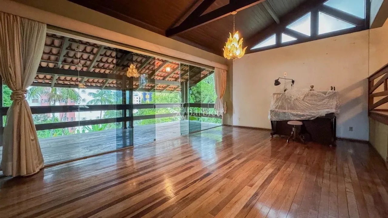 Casa comercial com 9 quartos sendo 1 suíte no bairro Itoupava Seca em Blumenau/SC