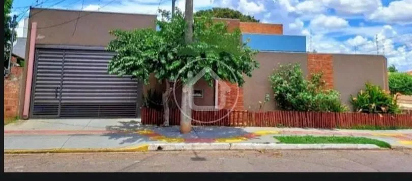 AMPLA CASA TÉRREA COM 2 QUARTOS E PISCINA.