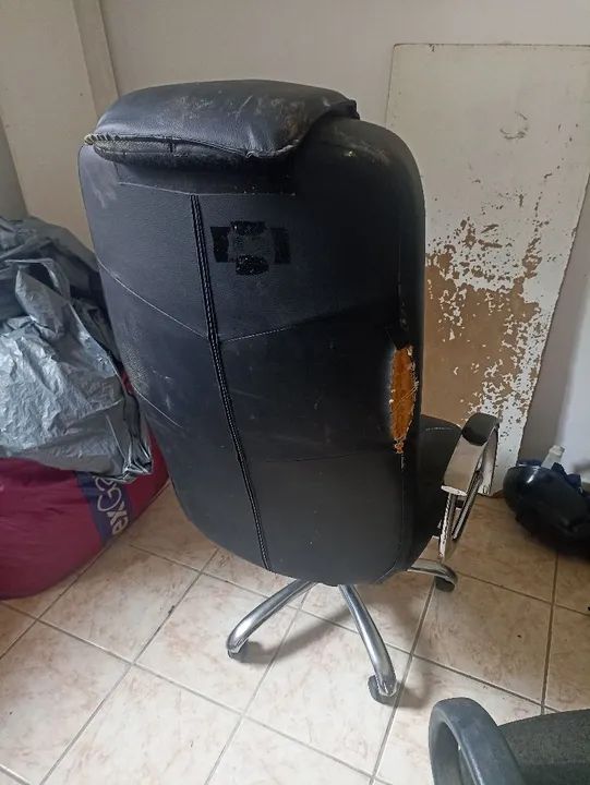 Cadeira de Escritório Preta Giratória com Rodinhas - Foto 3