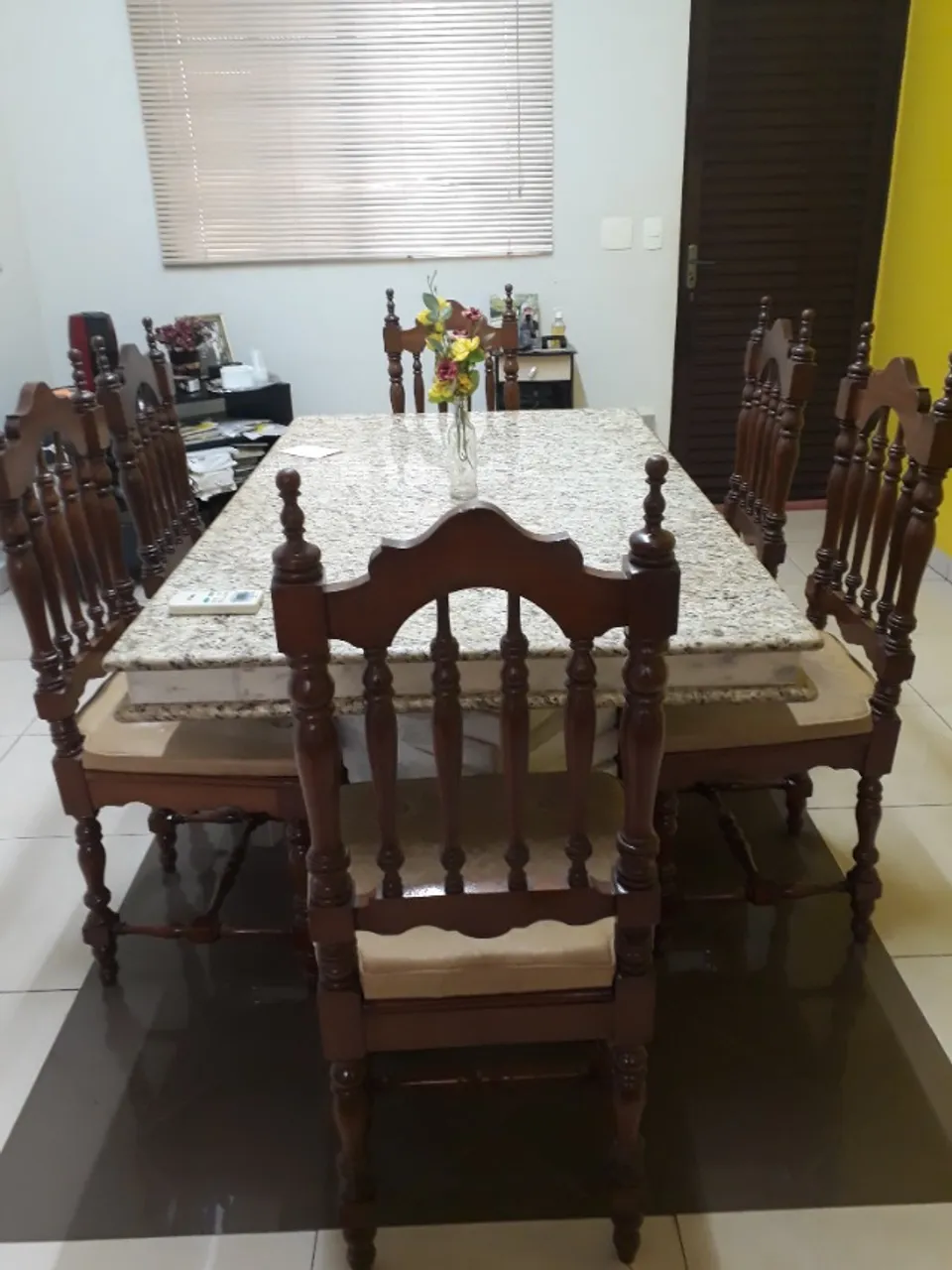 Mesa de granito com 06 cadeiras