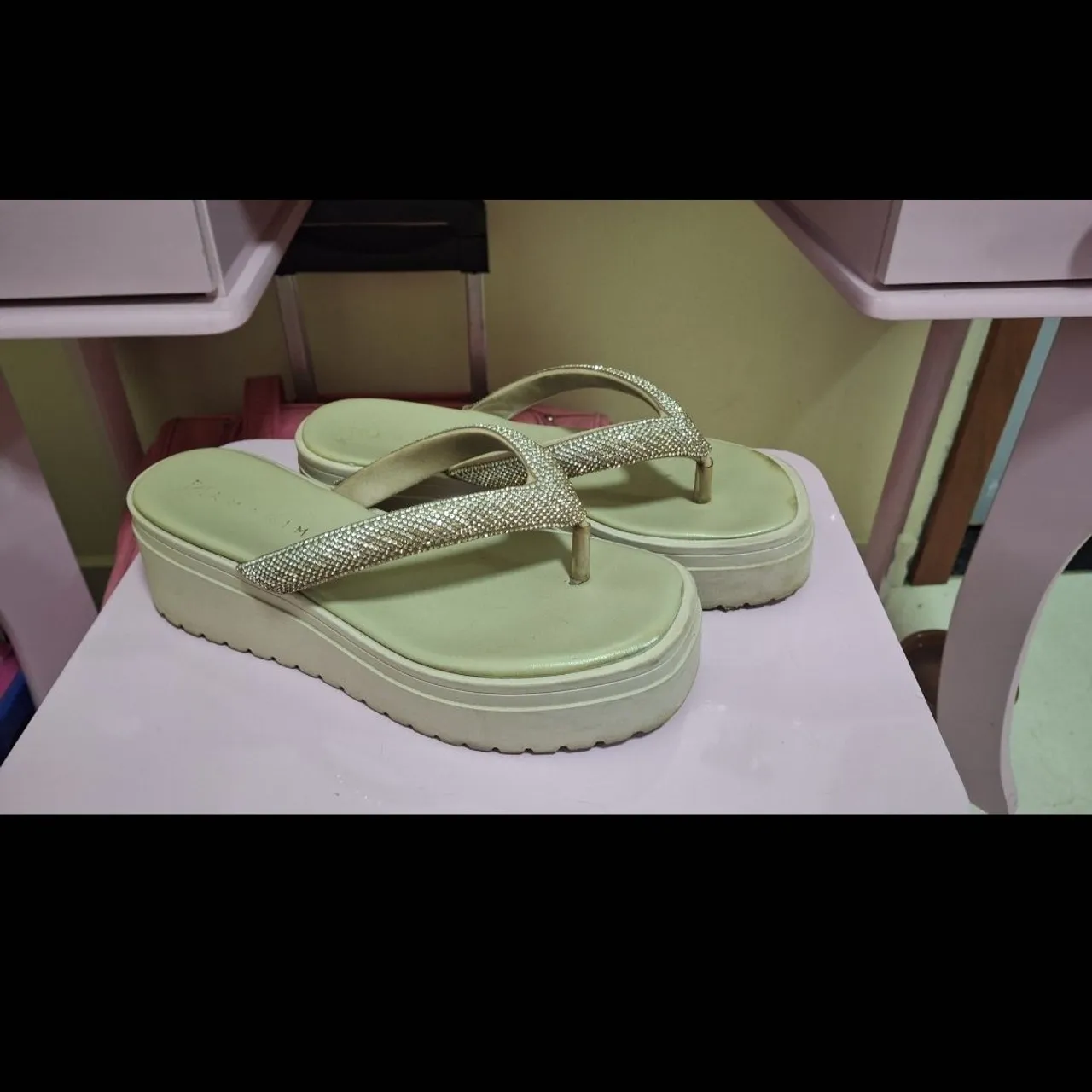 Sandália Plataforma com Detalhes em Strass