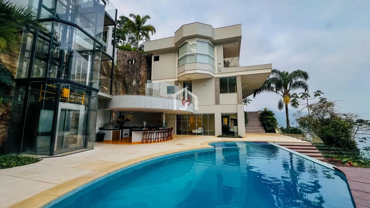 Casa com 4 Suítes & Piscina na Praia Vermelha do Sul em Ubatuba.