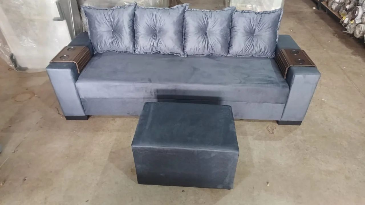 Sofá 2.20 com puff de brinde e porta copos 