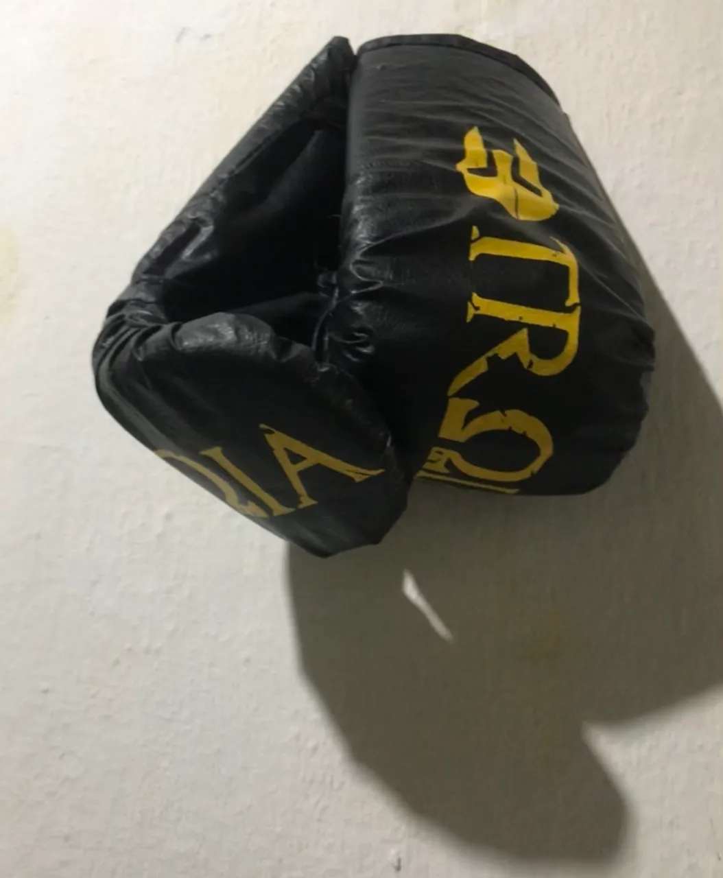 Saco de pancada CHEIO mais luva pra treino