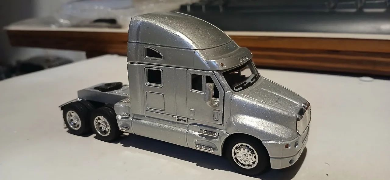 Miniatura caminhão Kenworth 2000