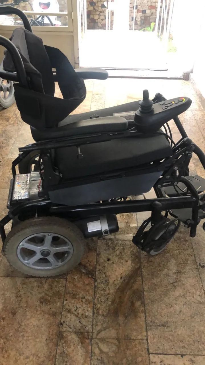 CADEIRA DE RODAS MOTORIZADA QUE DEIXA O USUARIO DE PE - Foto 4