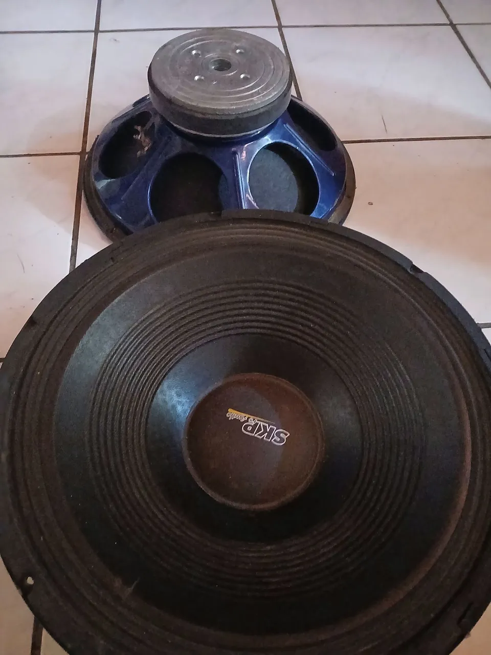 Vendo dois alto falantes de 15 de 1100 rms em perfeito estado no valor de 420 os dois .