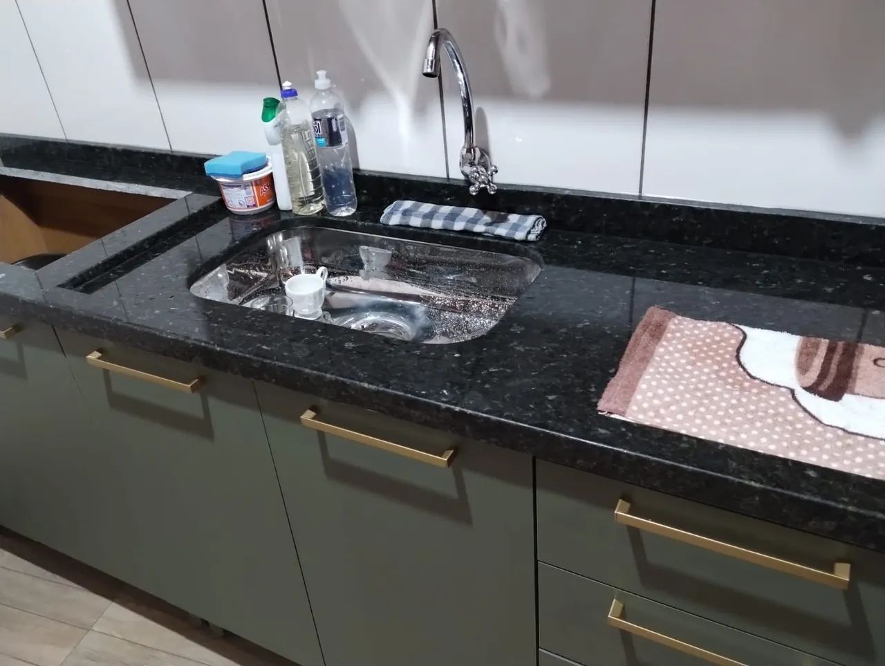 Armários de Cozinha Verde, com pia de mármore e parte para Cooktop.