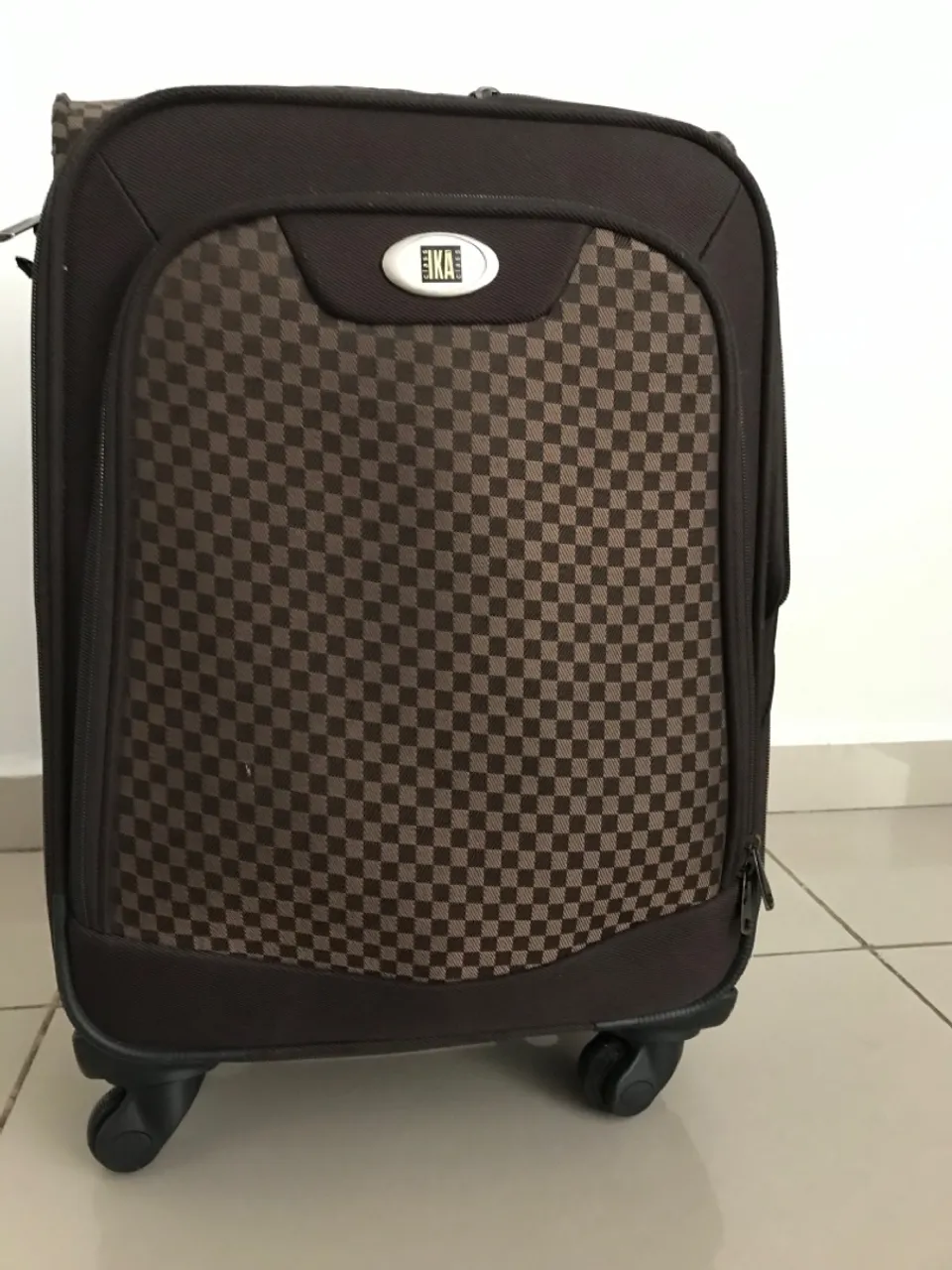 Mala de viagem EKA com design xadrez e maleta de maquiagem