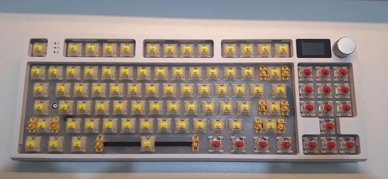 Teclado Mecânico Attack Shark K86, Tela Tft, Rgb, Bluetooth/ switch Gateron amarelo e red - Foto 4