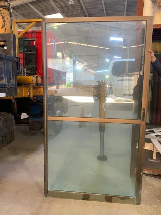 Porta de Vidro de Correr moldura Acobreada Elegante 