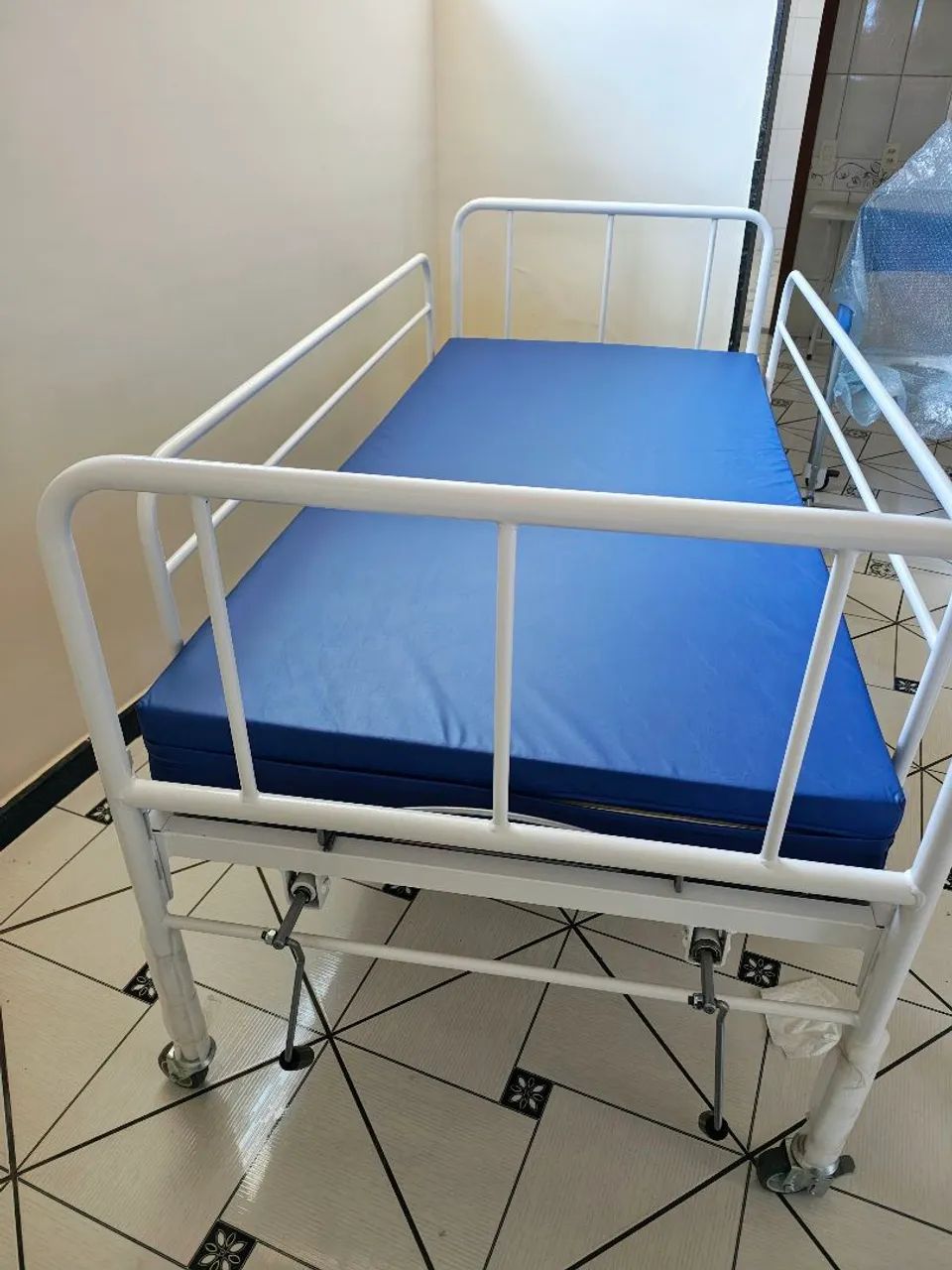Cama hospitalar, novíssima menos de trinta dias de uso.