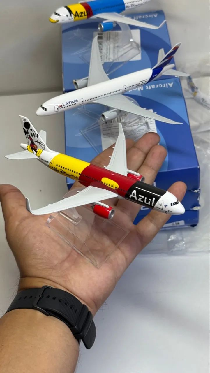 Avião em metal com base de Acrílico escala 1/400 para colecionar 