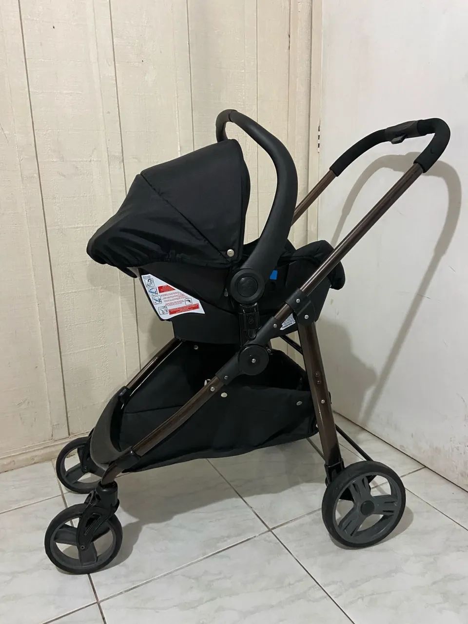 Carrinho de bebê com bebê conforto  - Foto 2