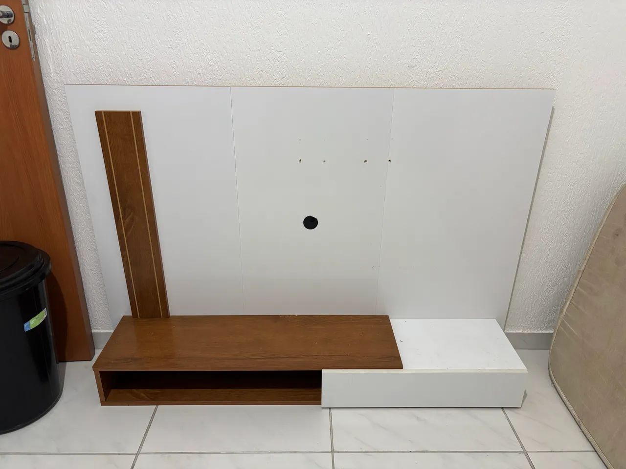 Painel para TV Branco e Amadeirado com Nicho e Gaveta