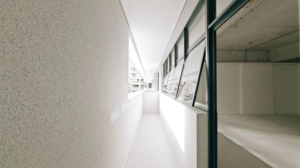 Sala comercial de 70,73 m² com 2 banheiros, varanda e vagas rotativas no Edifício Quadria 