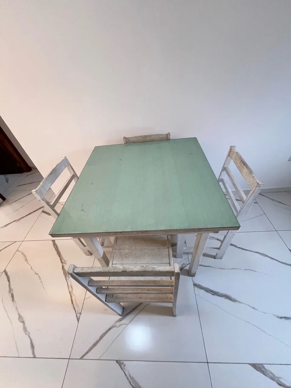 Mesa com quatro cadeiras de madeira  - Foto 2