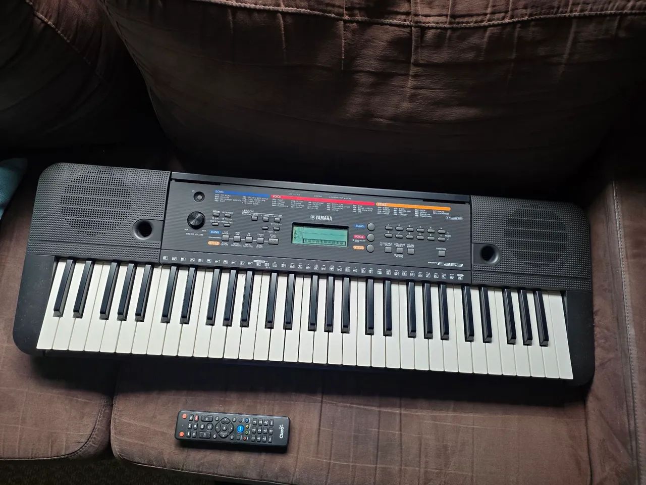 Vendo teclado yamaha E263 nunca usado com tripé  - Foto 2
