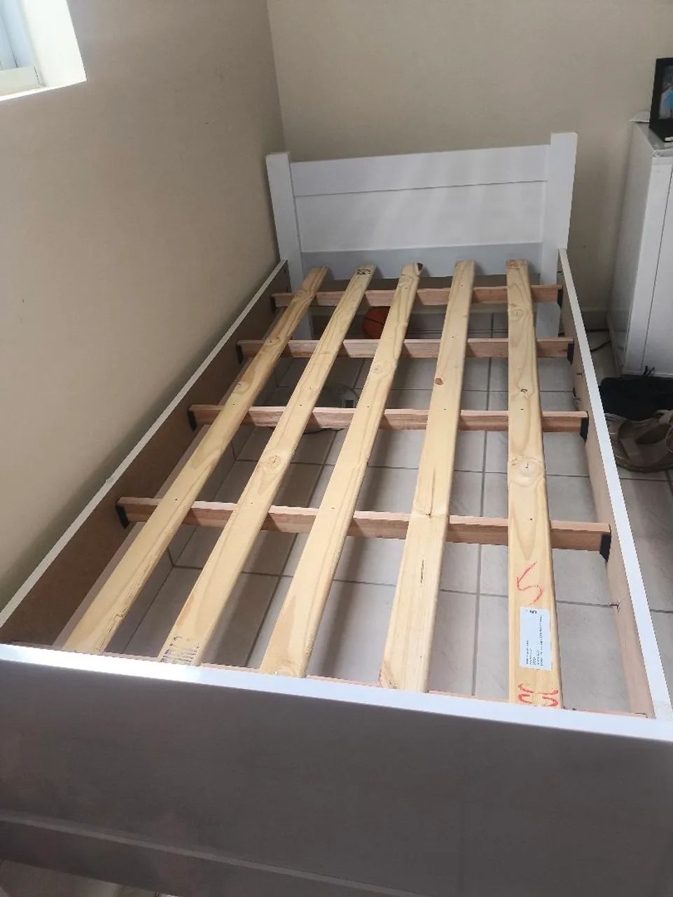 Vendo cama com colchão de solteiro  - Foto 2