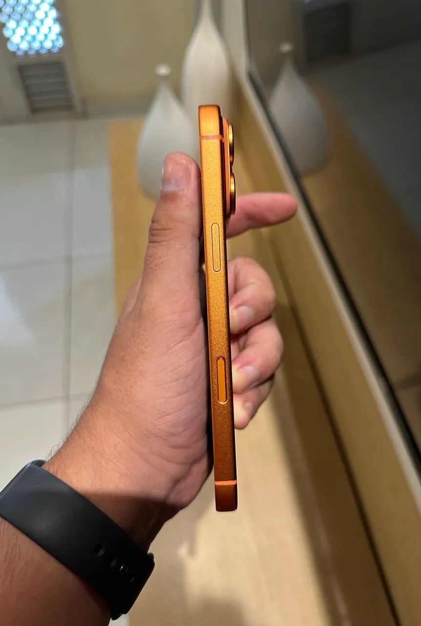 iPhone 14 PRO MAX NA CARCAÇA DO 17 PRO MAX LARANJA - Foto 3