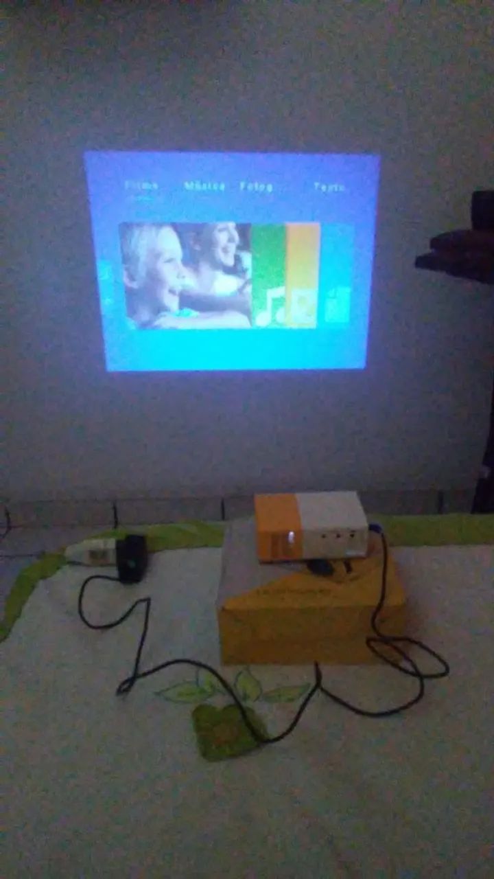 lindo,lindo projetor led portátil 600 lumens (favor ler o anúncio ) - Foto 5