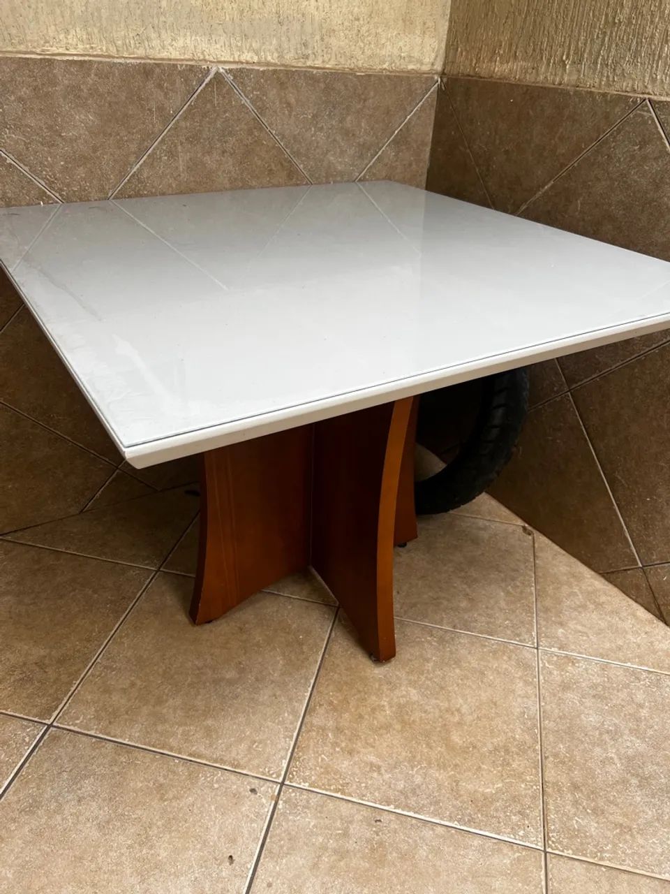 Mesa 1x1 4 lugares e 3 cadeiras