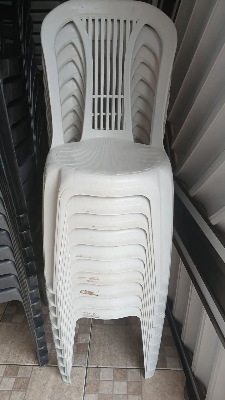 CADEIRAS DE PLÁSTICO 