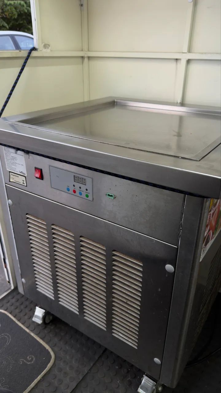 Máquina de sorvete na chapa (tailandês)