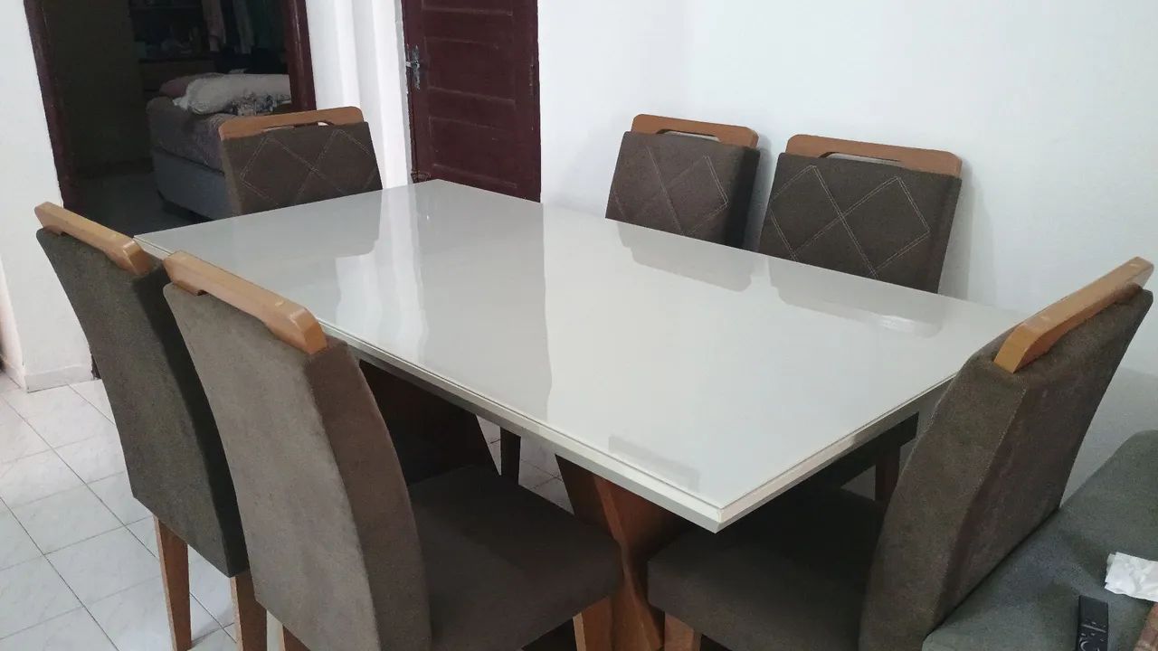 Mesa semi nova com 06 cadeiras perfeito estado de conservação 