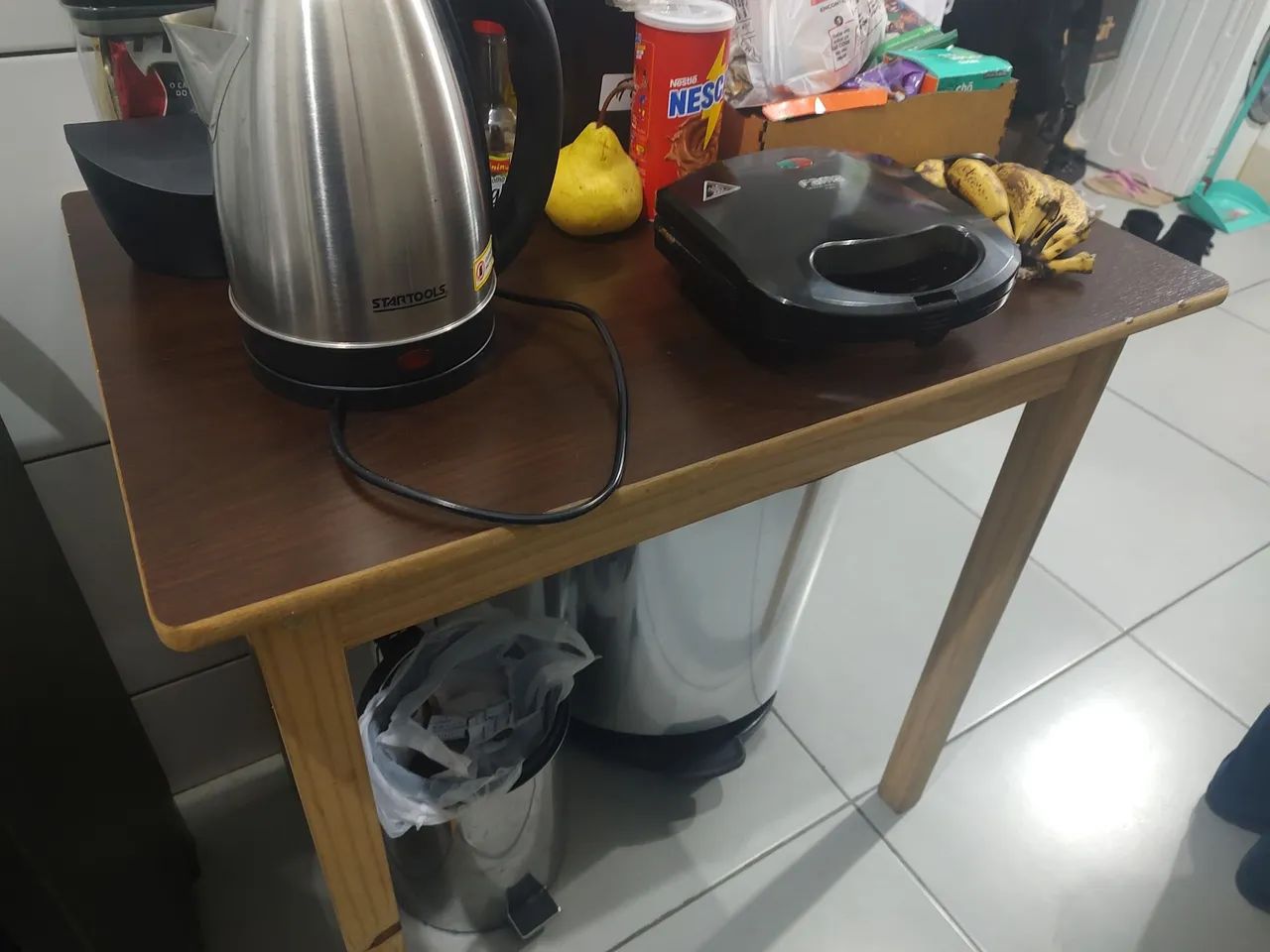 Mesa com 2 cadeiras de madeira 