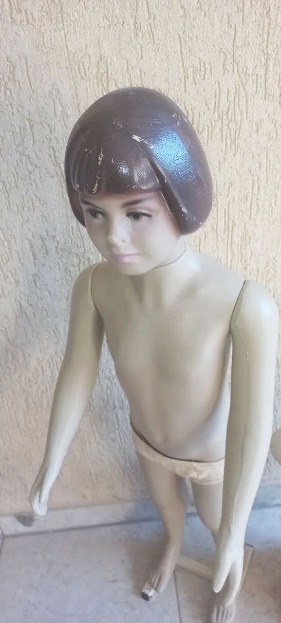 MANEQUIM PLÁSTICO INFANTIL COM PEDESTAL EM ESTADO DE ZERO  - Foto 2