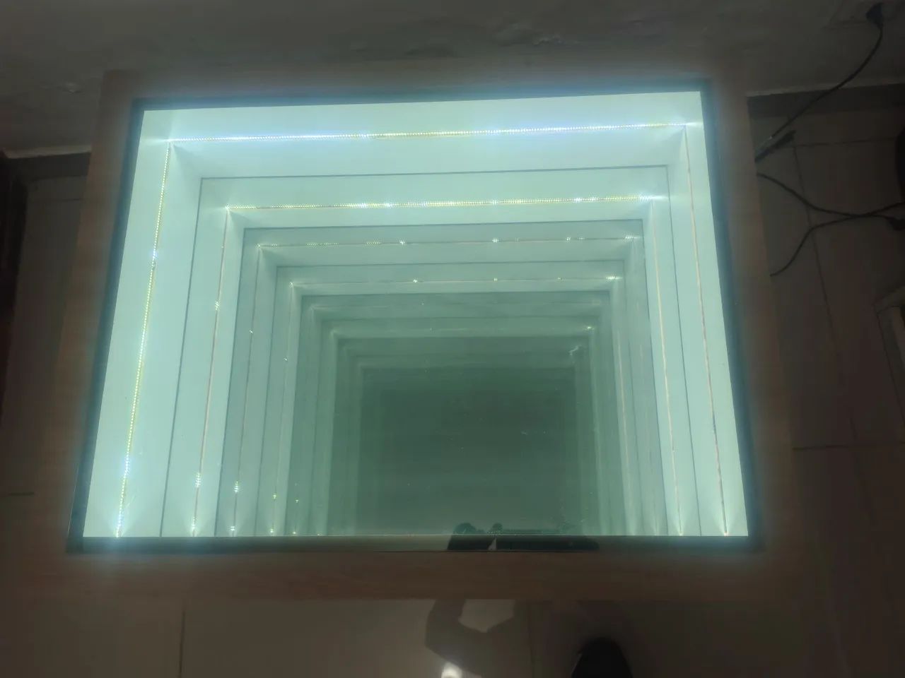 Vende mesa de centro com fundo infinito contato *