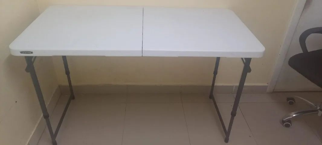 1 armário com chave, 2 mesas de 1,83m e 7 cadeiras - Foto 5