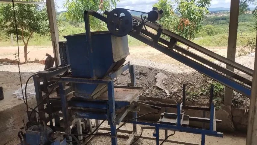 MÁQUINA DE FABRICAR BLOQUETE E MEIO-FIO