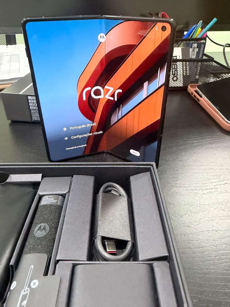 Celular Razr Fold Motorola 16 GB de RAM e 1TB de memória interna, preto novíssimo. - Foto 4