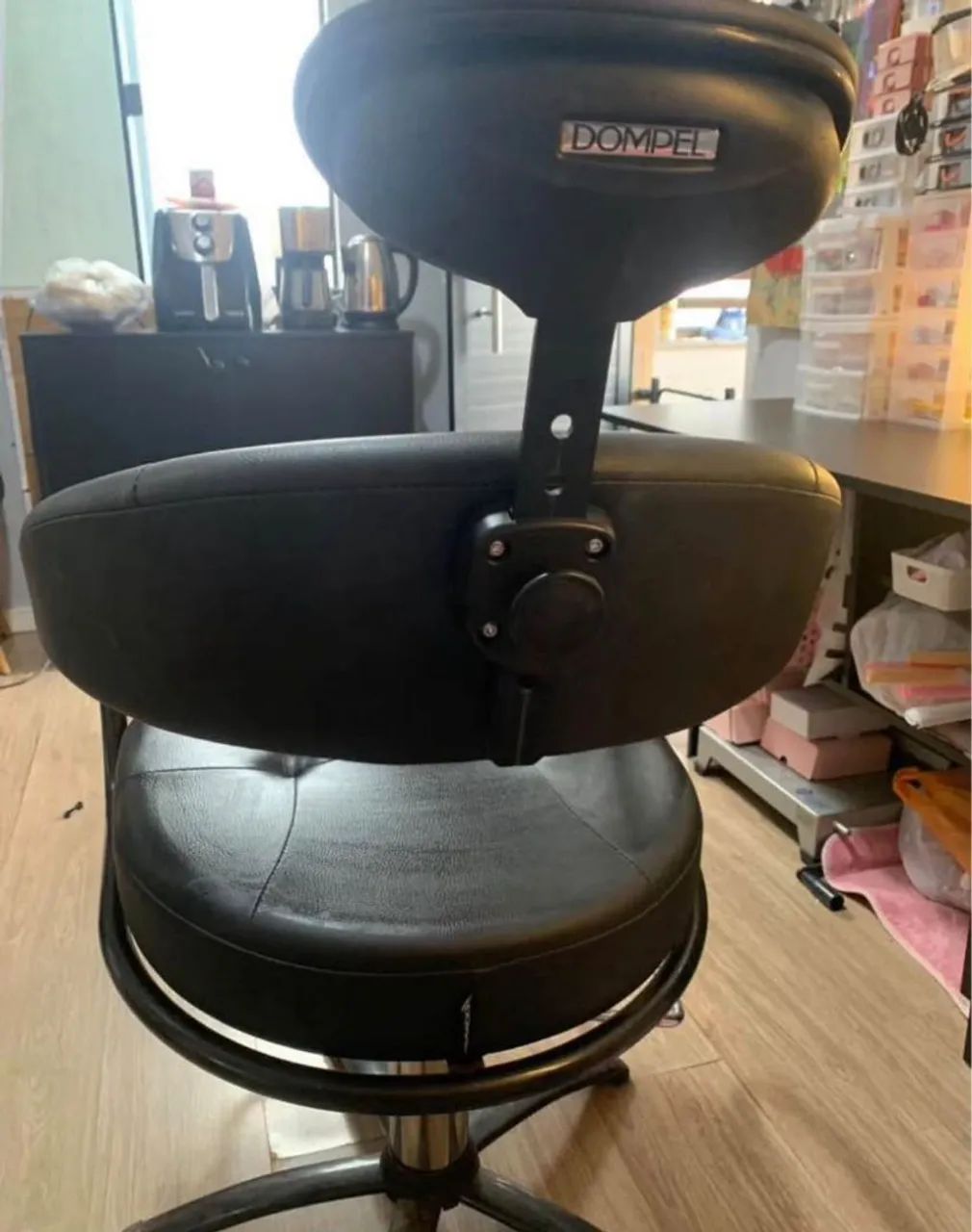 Cadeira de Maquiadora Profissional Dompel - Preta, Giratória e com Apoio de Cabeça - Foto 3