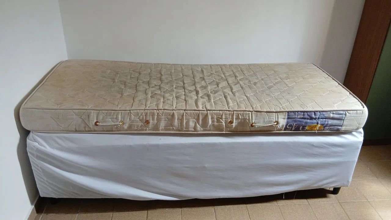 cama e colchão de solteiro