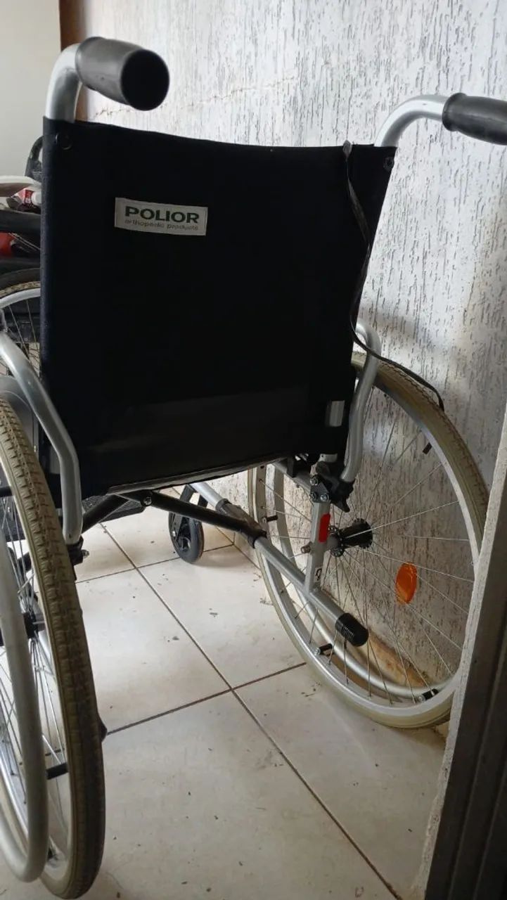 Cadeira de rodas quase não usada  - Foto 3