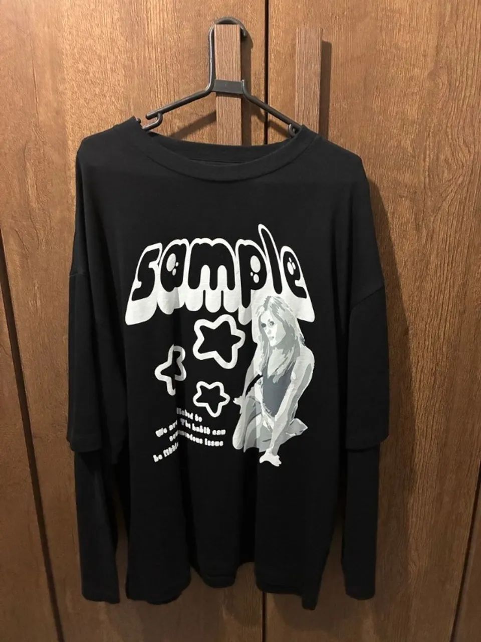 camiseta boxy sample qca preta manga comprida