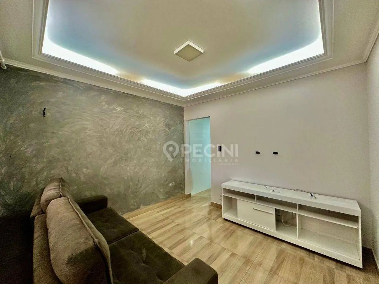 Casa para à venda com 1 quarto e cozinha planejada.