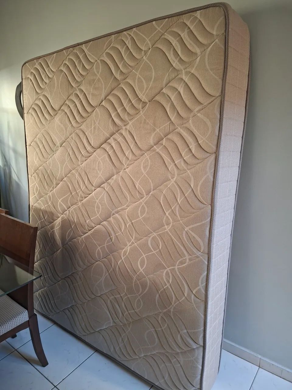 Vendo Colchão Queem semi novo 