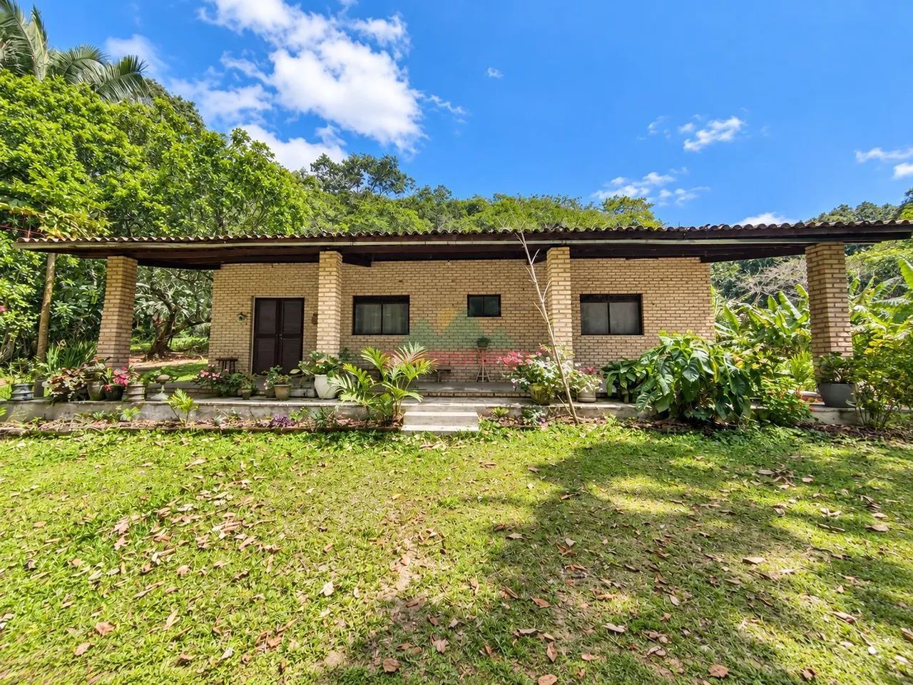 Sítio de 12,5 ha, com casa sede e casa de funcionários, com lago perene e muitas - Foto 4